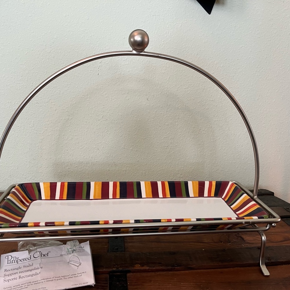 Pampered Chef Simple Additions #1954
Silver metal rectangular serving dish stand